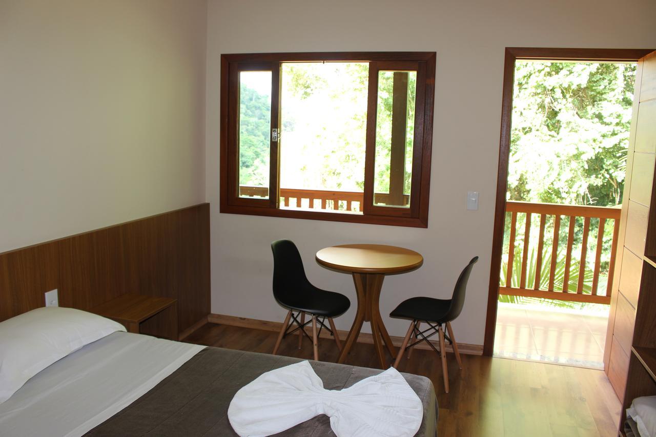 Quarto Triplo com Banheiro Privativo